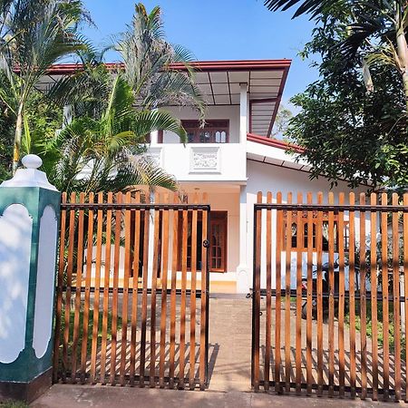 Sithu Guesthouse Bentota Exterior foto